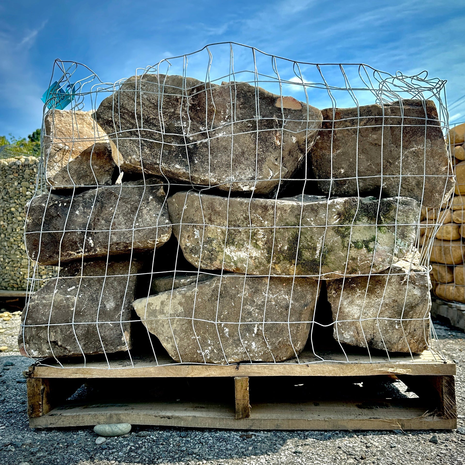 Tennessee Fieldstone Thick Long Wall Stone on a 2,000 lb pallet