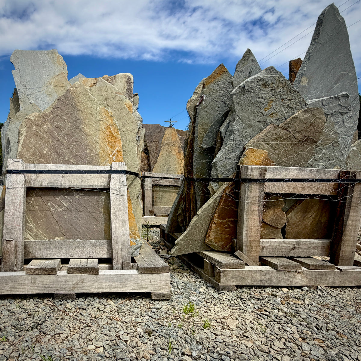 Pennsylvania Full Color Stand-Up Flagstone on a 1,600 lb pallet with natural bluestone color variation